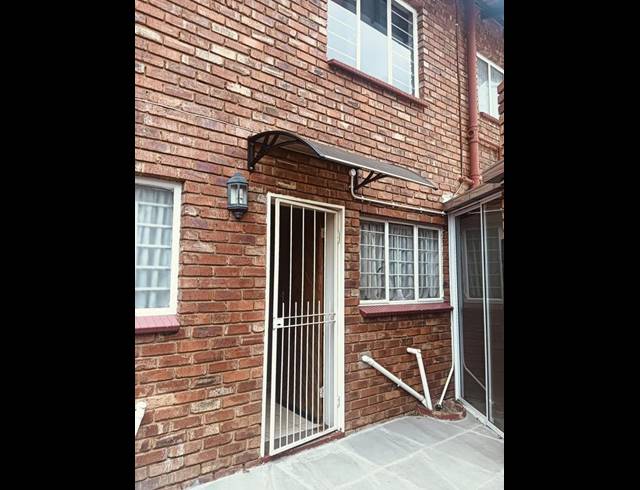 2 BEDROOM TOWNHOUSE FOR SALE IN FREEWAY PARK